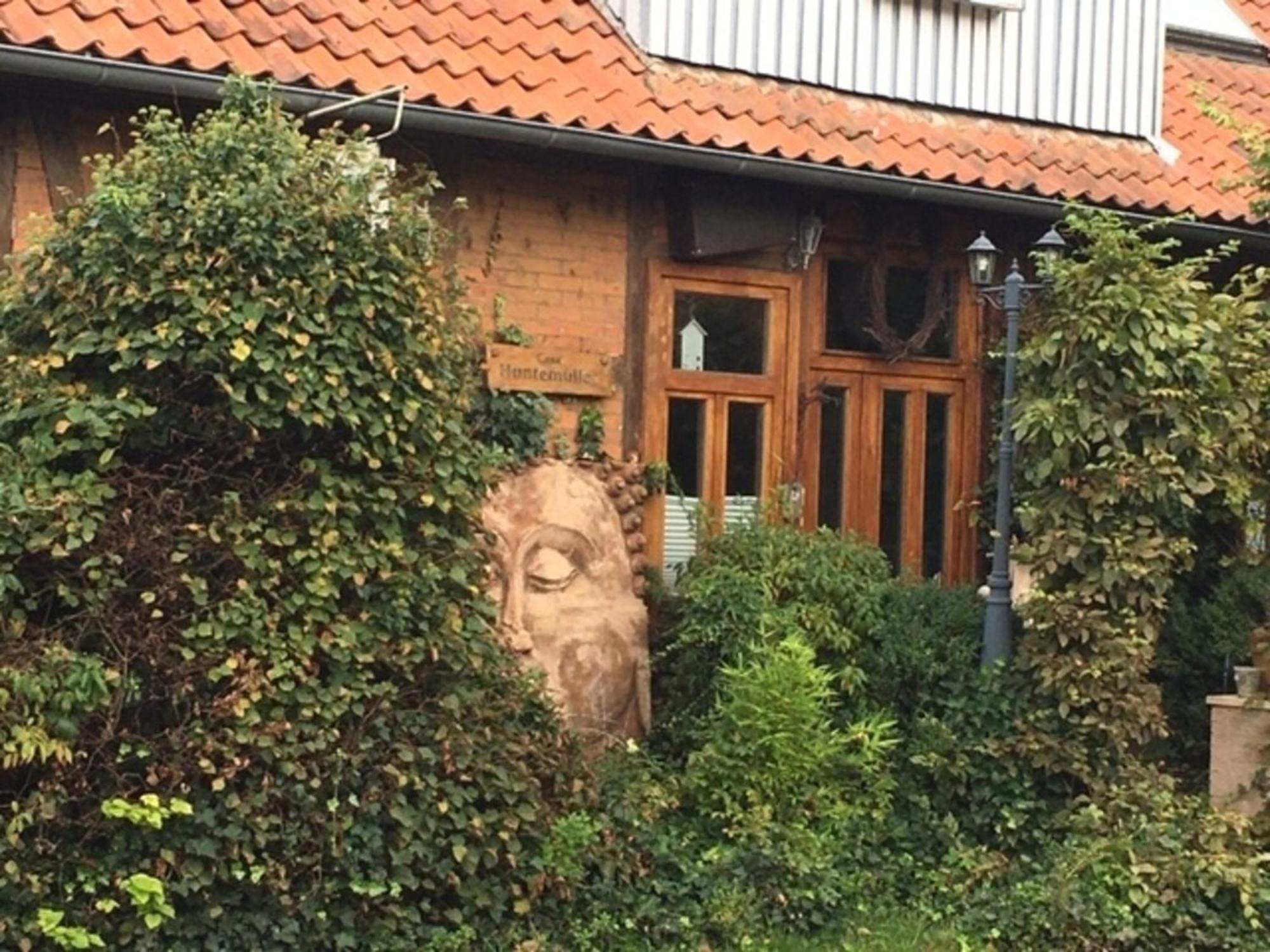 Grosse Hobbithoehle Mit Gemeinschaftsgarten Neustadt am Rubenberge Exterior photo